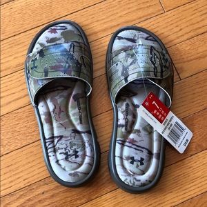 New women under armour  flip flop